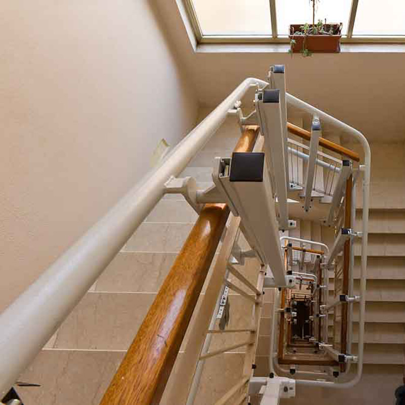 Plataforma-salvaescaleras-curva-Slim-salvatec